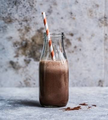 Ovomaltine-Bananen-Shake mit Zitrone, Kardamom und Ingwer