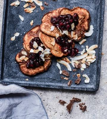 Ovomaltine-Kokos-Pancakes mit Preiselbeeren