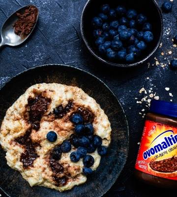 Porridge mit Birne, Ovomaltine Crunchy Cream und Heidelbeeren