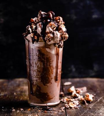 Super-Schoko-Milchshake mit Ovomaltine Schoko Pulver