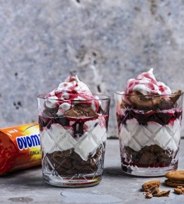 Schoko-Trifle mit Vanillesahne und Amarena-Kirschen