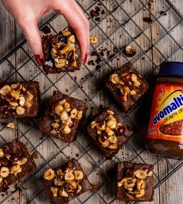 Schoko-Haselnuss-Brownies mit getrockneten Kirschen