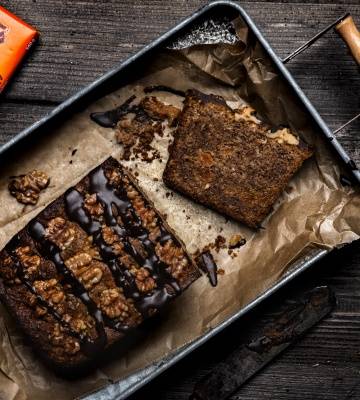 Walnuss-Schokoladen-Kuchen mit Aprikosen und Lavendelblüten