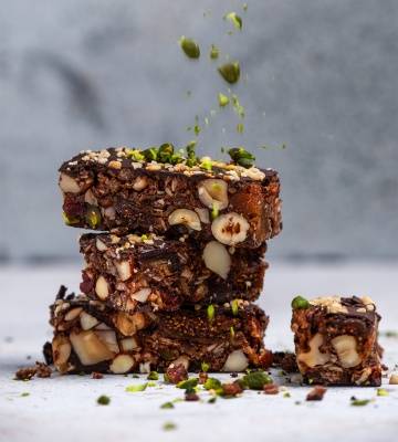 Müsli-Früchte-Riegel mit Crunchy Cream und Nüssen